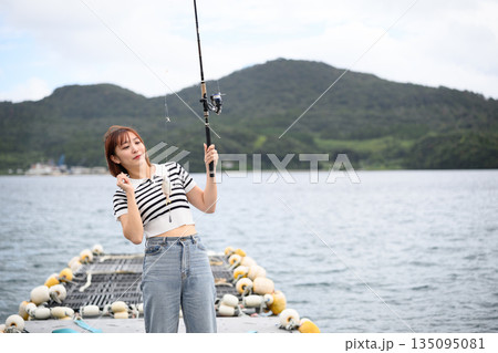 女性 釣り 魚 桟橋 【撮影協力:隠岐シーサイドリゾートみやび様】 女性 釣り 魚 桟橋 【撮影協力:隠岐シーサイドリゾートみやび様】 135095081