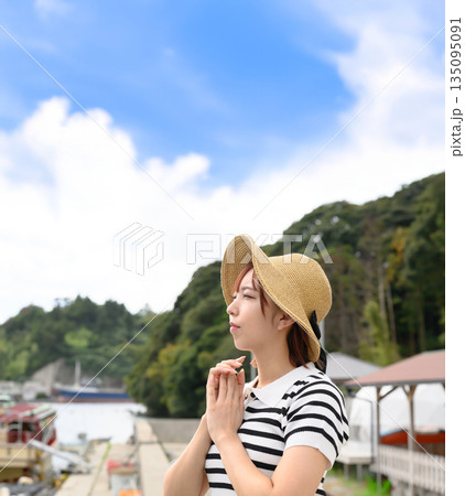 港の風景と麦わら帽子 【撮影協力:隠岐シーサイドリゾートみやび様】 港の風景と麦わら帽子 【撮影協力:隠岐シーサイドリゾートみやび様】 135095091