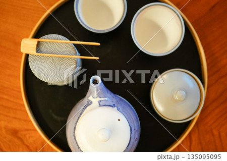 日本茶 茶器 和の美学 静かな晩酌 ミニマル構図 日本茶 茶器 和の美学 静かな晩酌 ミニマル構図 135095095