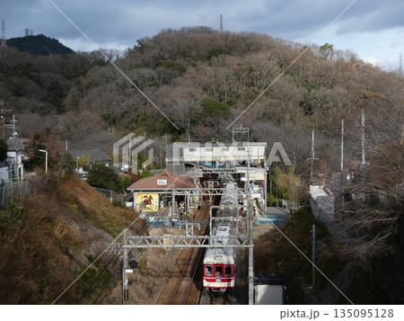 鵯越駅を通過する神戸電鉄1100系 鵯越駅を通過する神戸電鉄1100系 135095128