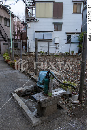 まだ使われている住宅街の手押しポンプ・文京区 135095149