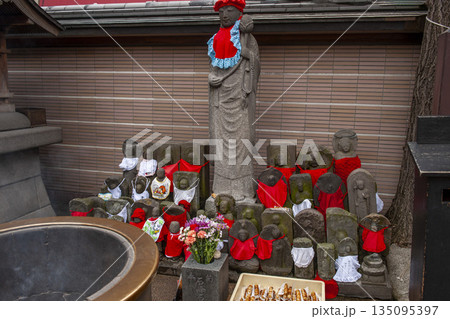 観音像を取り巻く多くの地蔵菩薩・豊島区 観音像を取り巻く多くの地蔵菩薩・豊島区 135095397