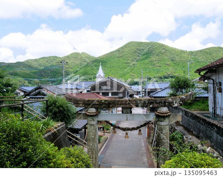 世界遺産崎津の風景　崎津諏訪神社と崎津崎津天主堂　（熊本県天草市） 135095463