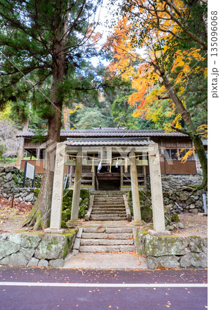 天神峡の黒丸神社の風景(井原市) 天神峡の黒丸神社の風景(井原市) 135096068
