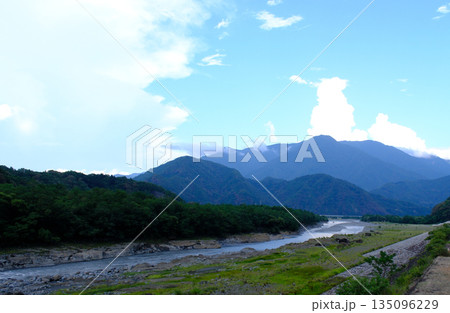 山と川が広がる日本の田舎風景 135096229