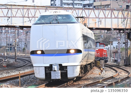 湖西線が強風のため琵琶湖線を迂回運転する特急サンダーバード 135096350