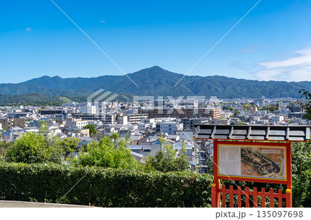 船岡山の建勲神社境内からの景色 京都の町並みと比叡山 船岡山の建勲神社境内からの景色 京都の町並みと比叡山 135097698