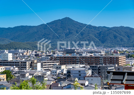 船岡山の建勲神社境内からの景色　京都の町並みと比叡山 135097699