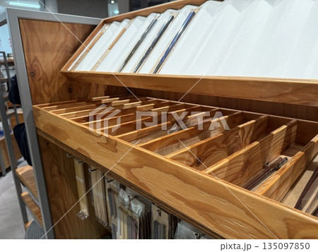 ショップの木の棚 135097850