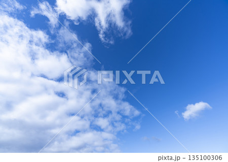 冬の青空と雲 冬の青空と雲 135100306