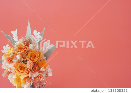 オレンジのブーケ(オレンジ背景) 135100331