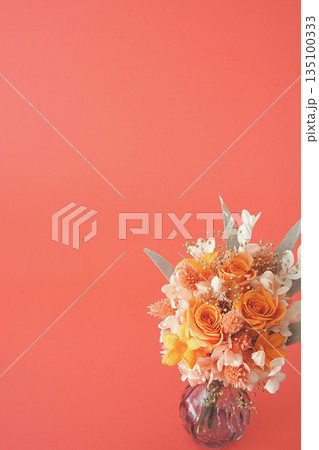 花瓶に入ったオレンジのブーケ(オレンジ背景) 花瓶に入ったオレンジのブーケ(オレンジ背景) 135100333
