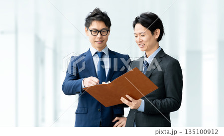 打ち合わせをする2人の男性ビジネスマン 135100912