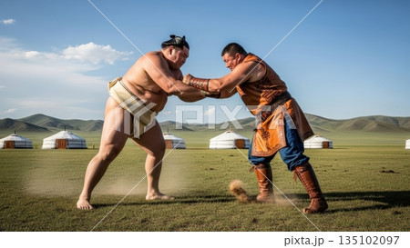 モンゴルの大草原で伝統的なモンゴル相撲と対決する力士 135102097