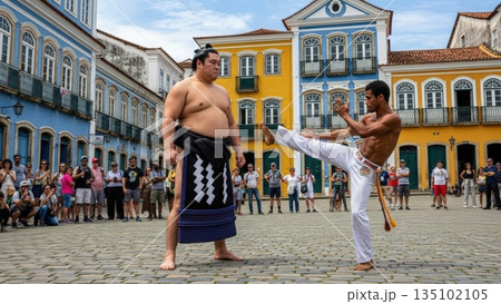 ブラジルの旧市街でカポエイラ使いと向き合う日本の力士 135102105