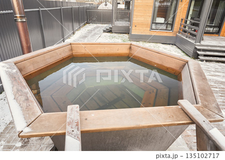 Urban rooftop tub offers tranquil retreat with scenic city views 135102717