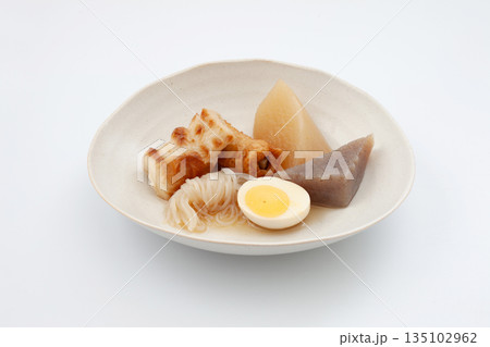 おでんの盛合わせ 白背景 135102962