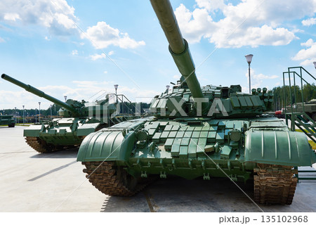 Main battle tanks 135102968