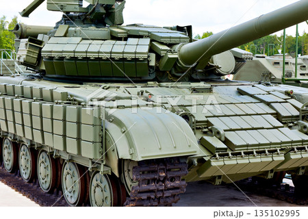 Tank with reactive armour Tank with reactive armour 135102995