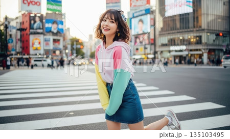 都会の横断歩道で笑顔を見せるおしゃれな日本人女性 135103495