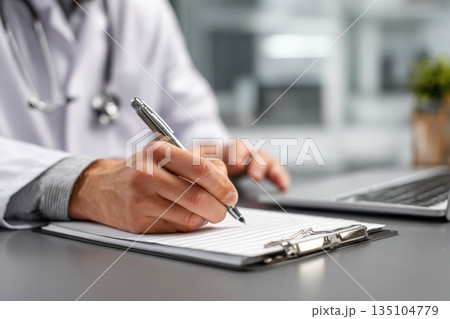 Healthcare provider taking notes during a...のイラスト素材 [135104779] - PIXTA