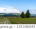 福島市の山並みと空に広がる虹 135106045