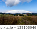 福島市の山並みと空に広がる虹 135106046