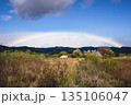 福島市の山並みと空に広がる虹 135106047