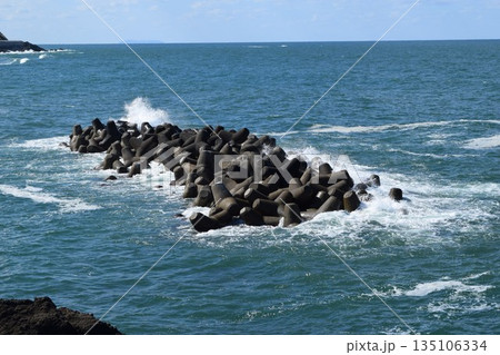 日本海の荒波と消波ブロック 135106334