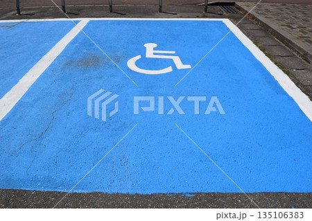 車椅子マーク 思いやり駐車場 車椅子マーク 思いやり駐車場 135106383