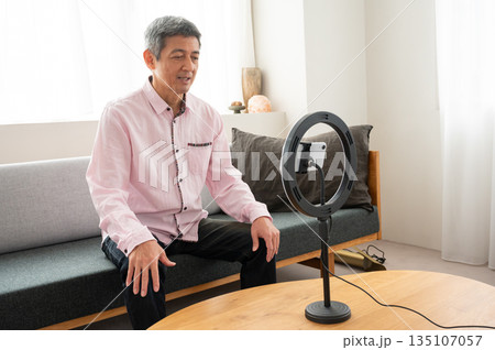 動画配信するシニア男性 135107057