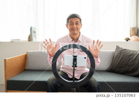 動画配信するシニア男性 動画配信するシニア男性 135107063