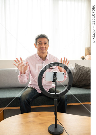 動画配信するシニア男性 動画配信するシニア男性 135107066