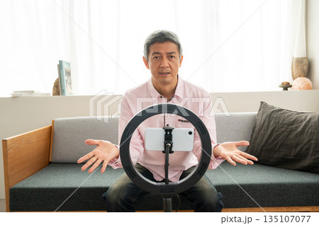 動画配信するシニア男性 135107077