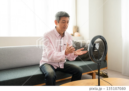 動画配信するシニア男性 動画配信するシニア男性 135107080