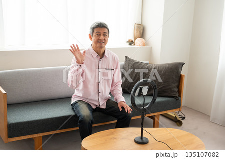 動画配信するシニア男性 135107082