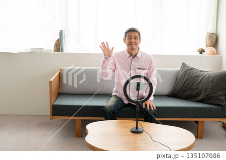 動画配信するシニア男性 135107086