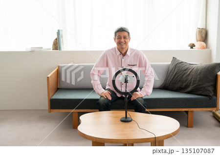 動画配信するシニア男性 135107087