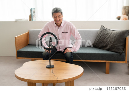 動画配信するシニア男性 動画配信するシニア男性 135107088