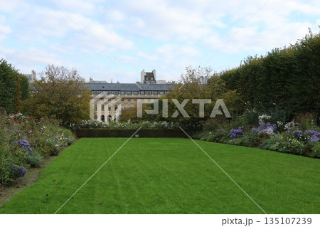 ルーブル美術館のすぐ横に建つパレ・ロワイヤル 135107239