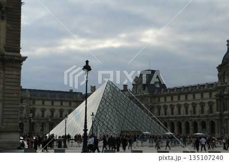 ルーブル美術館中庭 ルーブル美術館中庭 135107240