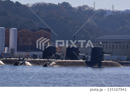 横須賀港に停泊中の潜水艦 135107941