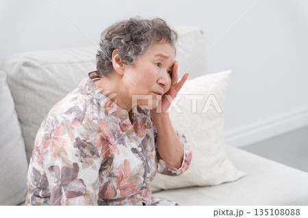 頭痛の80代後期高齢者女性 頭痛の80代後期高齢者女性 135108088