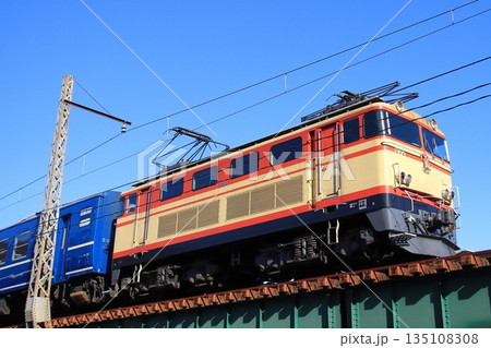 正月のしめ飾りを掲げて鉄橋を渡る大井川鐡道E32形機関車_2026/1/3撮影 135108308