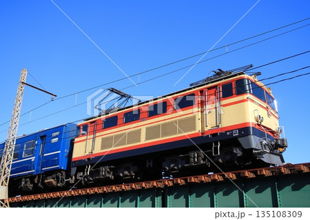 正月のしめ飾りを掲げて鉄橋を渡る大井川鐡道E32形機関車_2026/1/3撮影 135108309