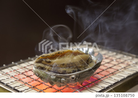 煙り立ち昇る七輪でアワビを焼く 煙り立ち昇る七輪でアワビを焼く 135108750