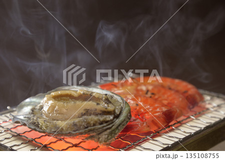 煙り立ち昇る七輪でアワビと海老を焼く 煙り立ち昇る七輪でアワビと海老を焼く 135108755