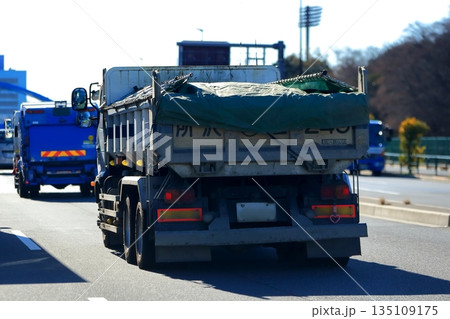 ダンプトラック　イメージ 135109175