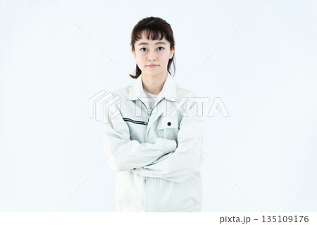 作業着を着た若い女性 作業着を着た若い女性 135109176