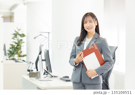 オフィスで働く若い女性 135109551